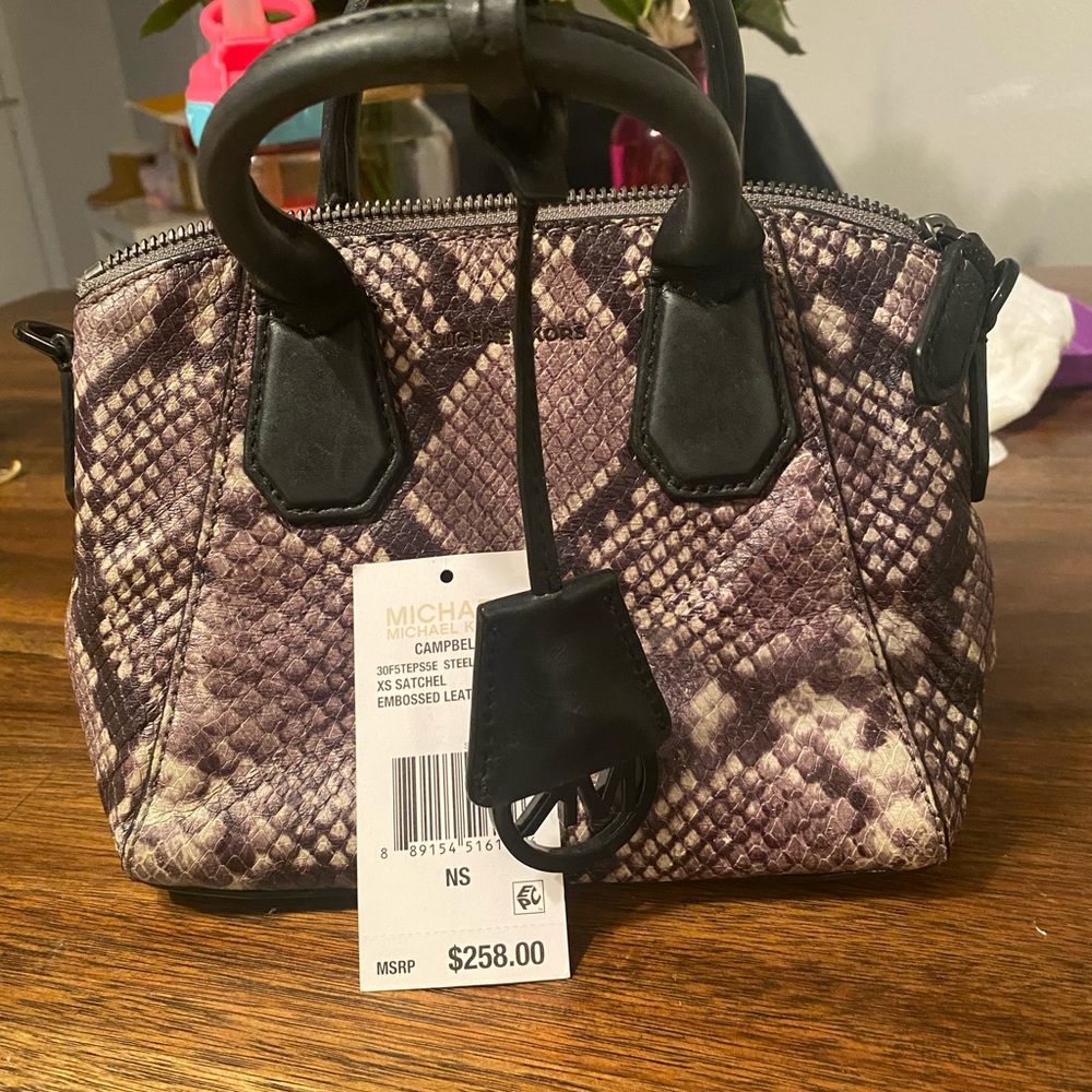 Michael kors purse with dust bag. Original bag. Perfect condition 200 or obo